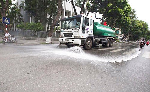 Dịch vụ tưới nước rửa đường bằng xe bồn